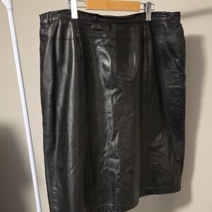 Image Black Leather Skirt Size 40 - Sleek Women's Workwear